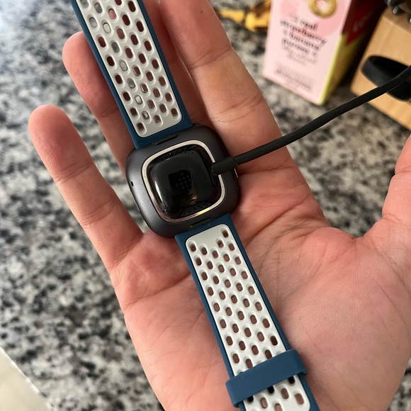 Used FitBit sense - works wonderfully + factory reset - Picture 4 of 4